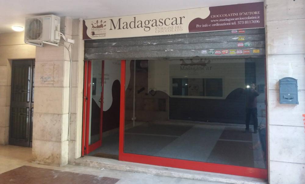 locale commerciale in vendita a Roma in zona San Basilio