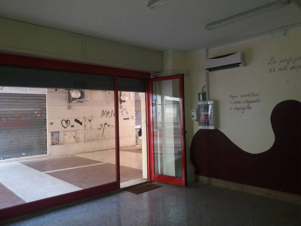 locale commerciale in vendita a Roma in zona San Basilio