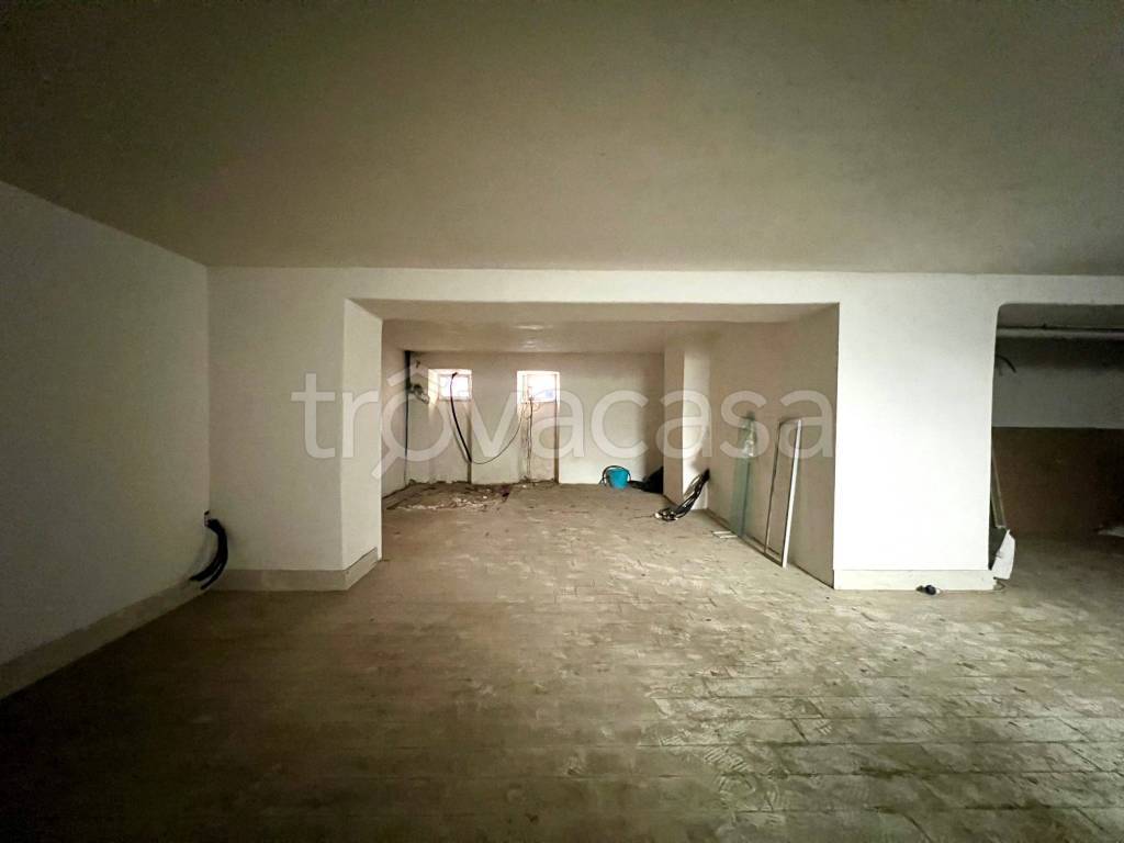 locale commerciale in vendita a Roma in zona Appio Latino