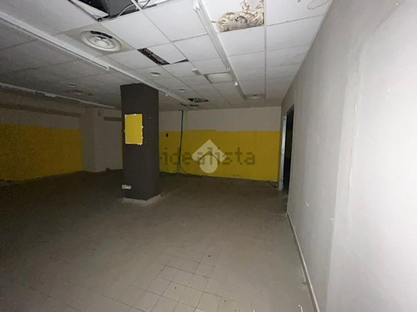 locale commerciale in vendita a Roma in zona Appio Latino