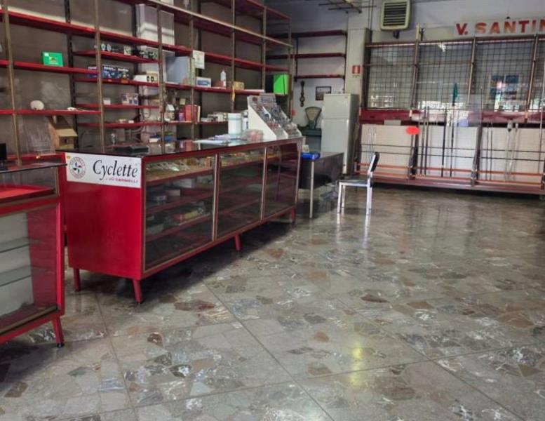 locale commerciale in vendita a Roma in zona Torre Maura