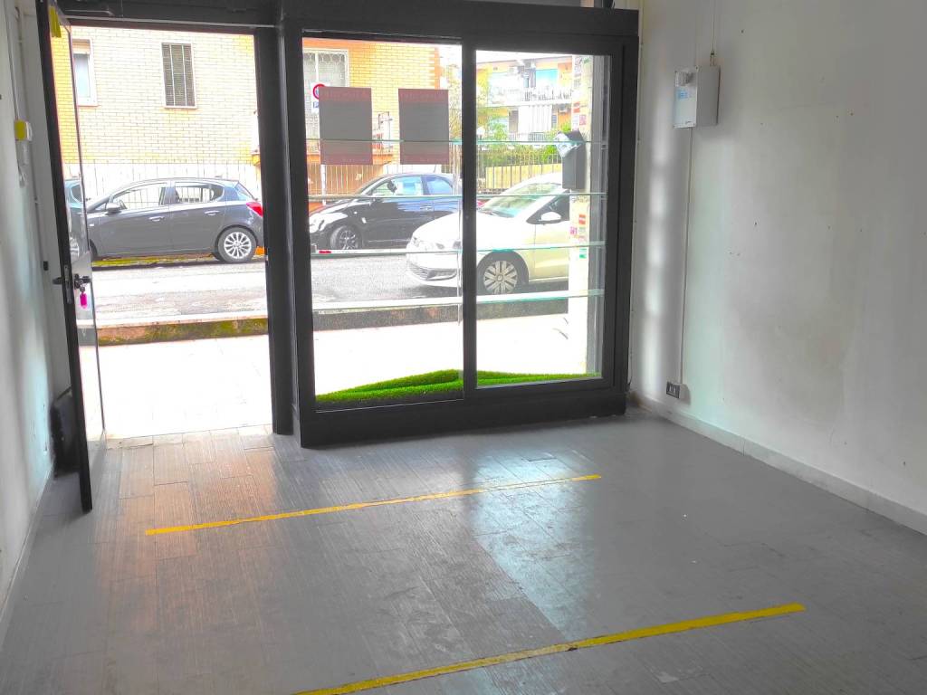 negozio in vendita a Roma in zona Torrevecchia