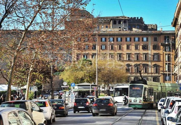 negozio in vendita a Roma in zona Trevi-Colonna