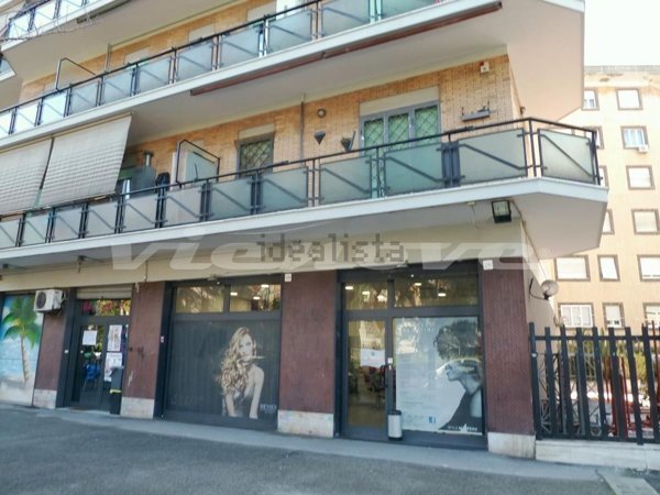 negozio in vendita a Roma in zona Torre Spaccata