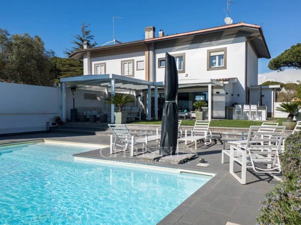 casa indipendente in vendita a Roma in zona Casal Palocco