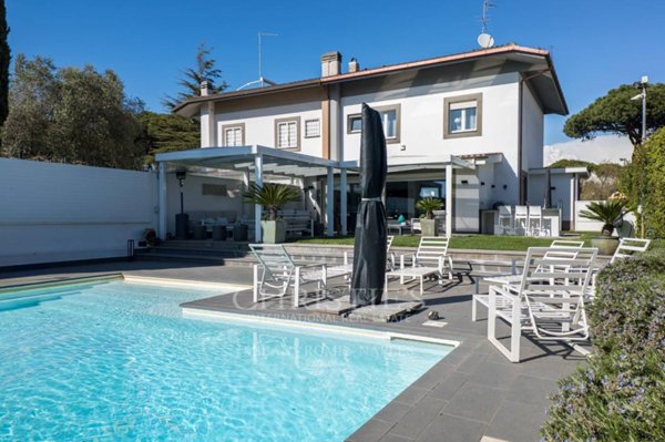 casa indipendente in vendita a Roma in zona Casal Palocco