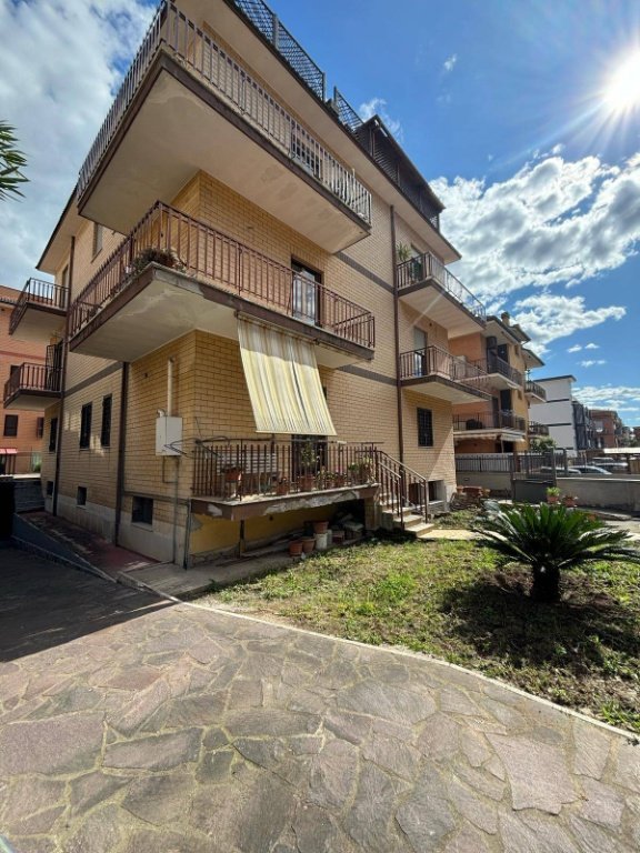 appartamento in vendita a Roma in zona Torre Angela