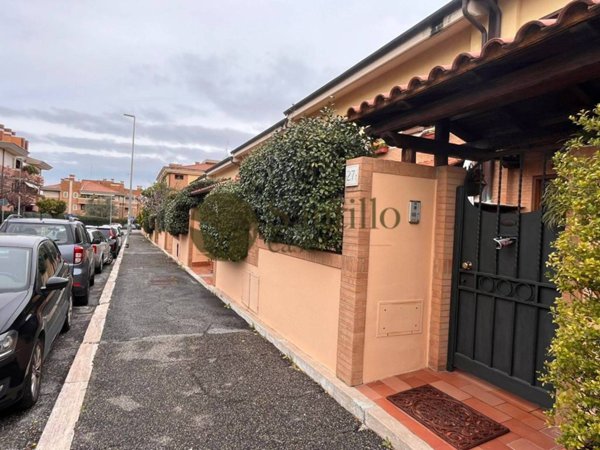 casa indipendente in vendita a Roma in zona Ardeatino