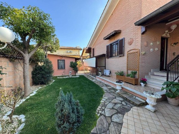 casa indipendente in vendita a Roma in zona Ostia Antica
