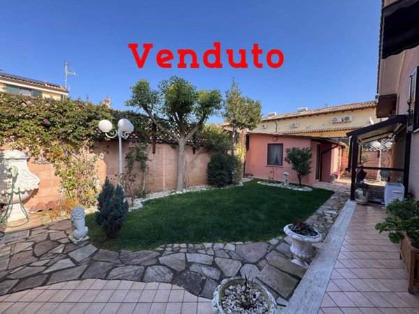 casa indipendente in vendita a Roma in zona Ostia Antica