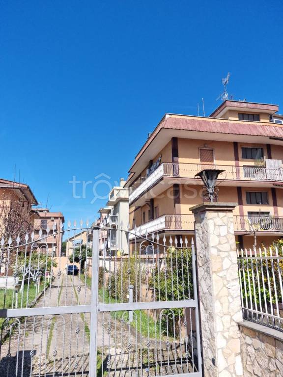 appartamento in vendita a Roma in zona Torre Gaia