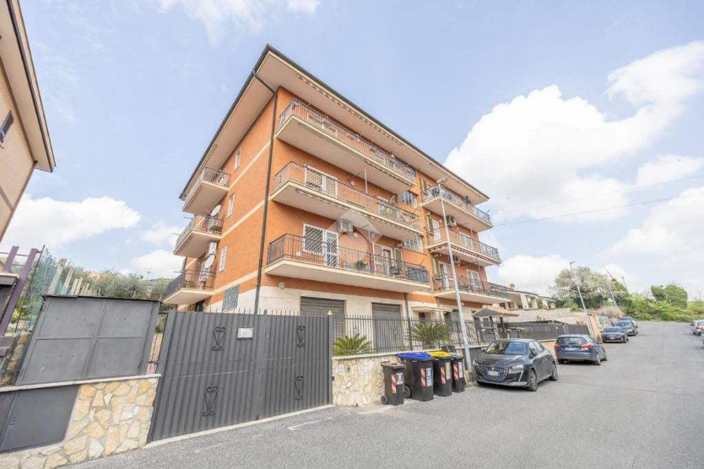 appartamento in vendita a Roma in zona Case Rosse