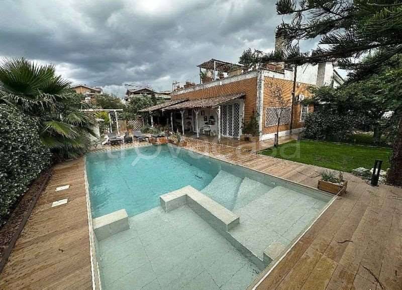 casa indipendente in vendita a Roma in zona Infernetto