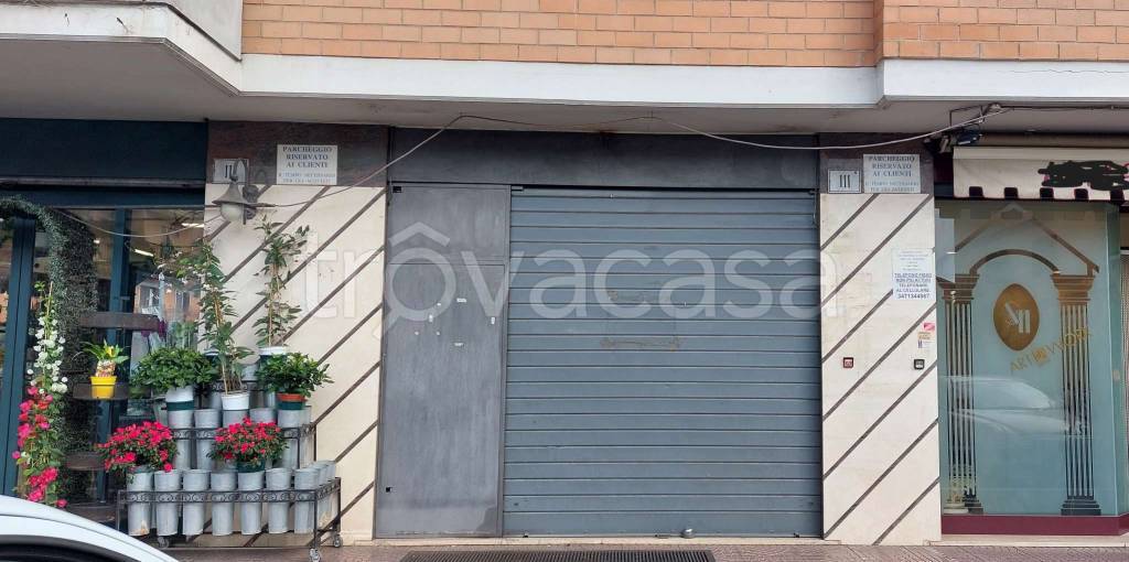 negozio in vendita a Roma in zona Tor Bella Monaca