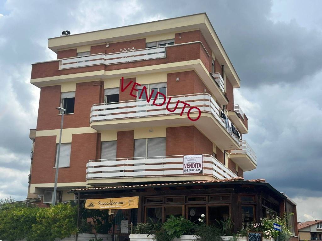 negozio in vendita a Roma in zona Fidene