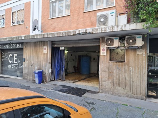 locale commerciale in vendita a Roma in zona Ostia