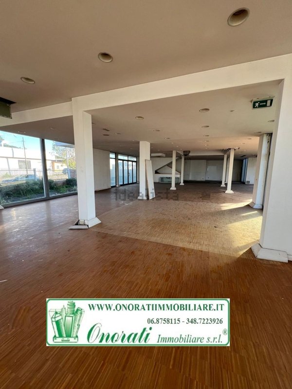 locale commerciale in vendita a Roma