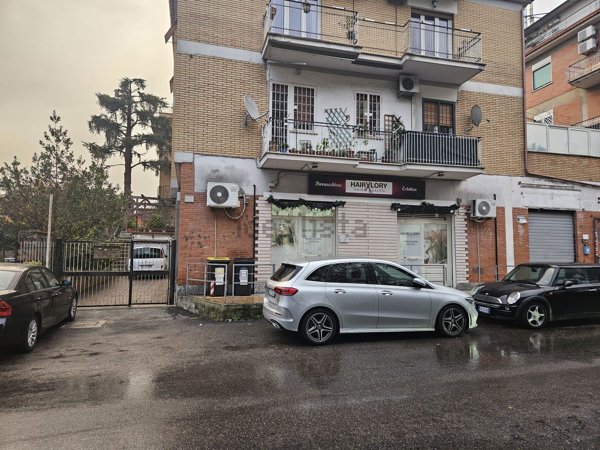 locale commerciale in vendita a Roma in zona Tor Bella Monaca
