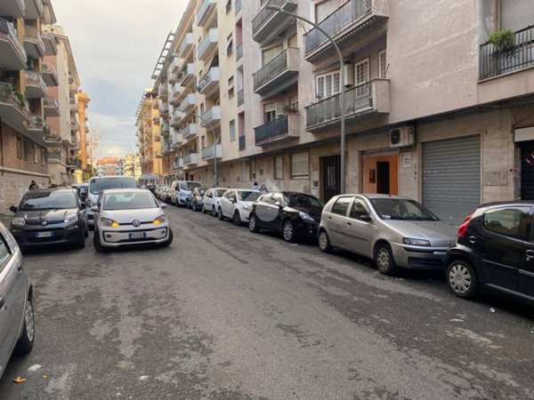 negozio in vendita a Roma in zona Tuscolano