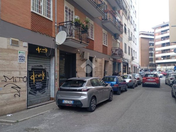 negozio in vendita a Roma in zona Appio Claudio
