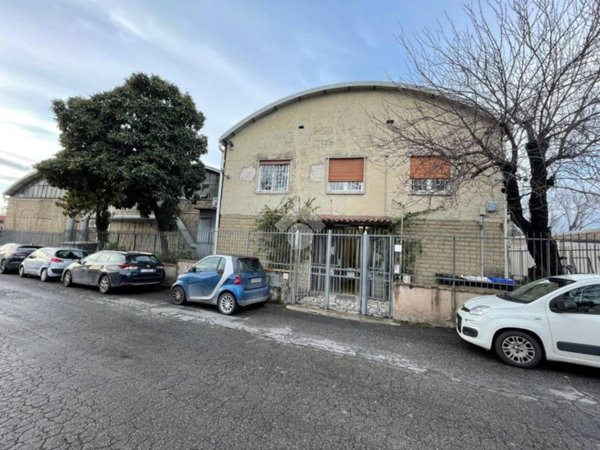 locale commerciale in vendita a Roma in zona Ponte Mammolo