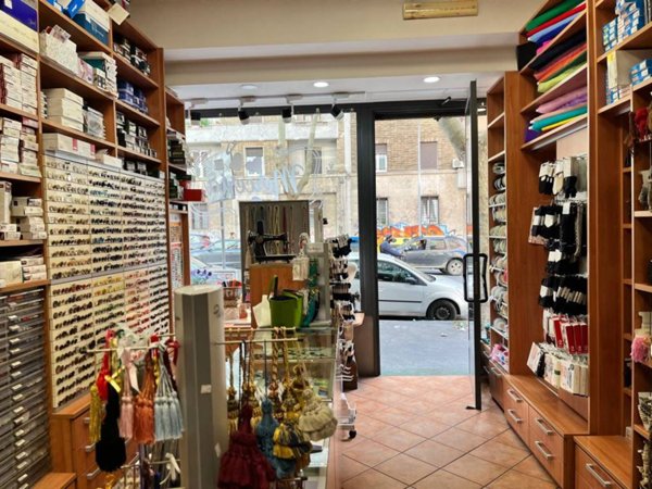 negozio in vendita a Roma in zona Appio Latino