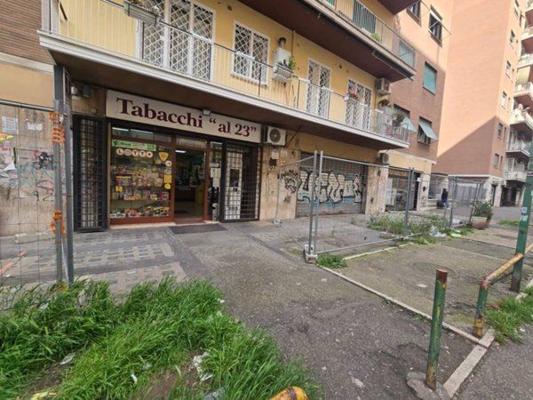 negozio in vendita a Roma in zona Cinecittà