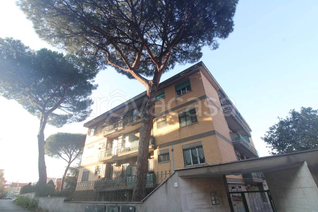 appartamento in vendita a Roma in zona Torre Angela