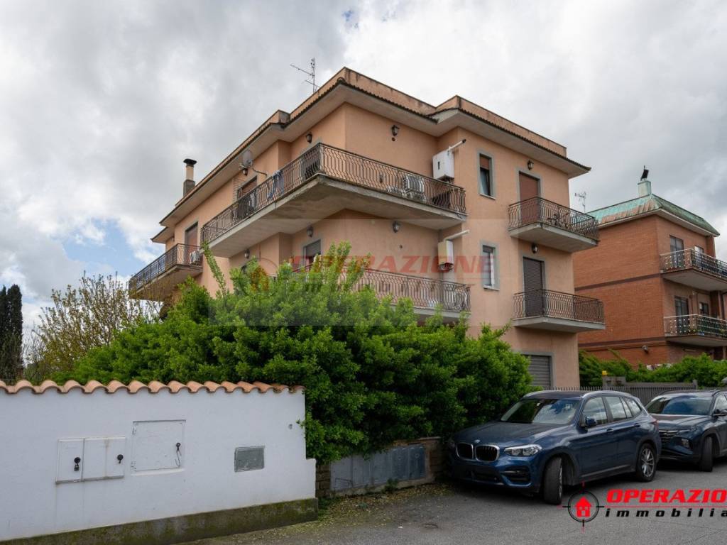 appartamento in vendita a Roma in zona Pantan Monastero