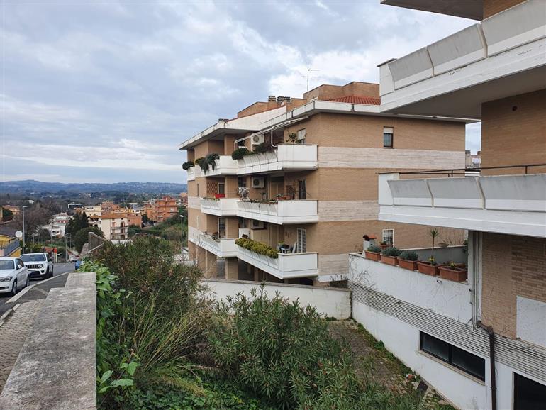 appartamento in vendita a Roma in zona Torrione Cerquetta