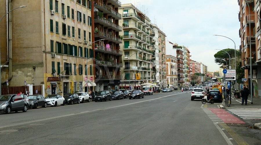 negozio in vendita a Roma in zona Tuscolano