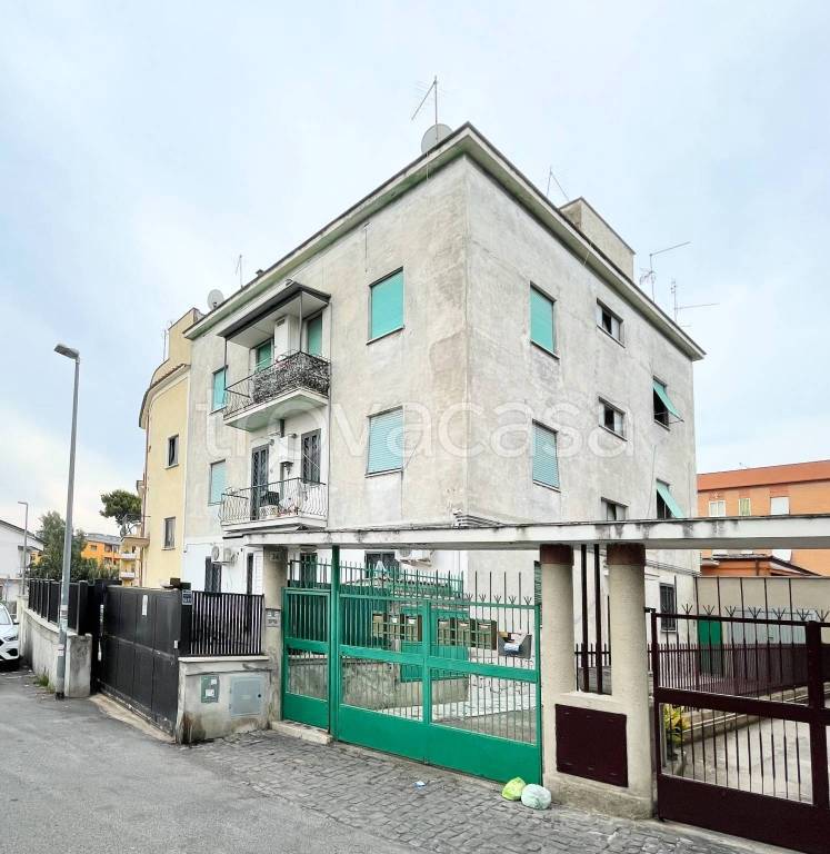 appartamento in vendita a Roma in zona Torre Angela