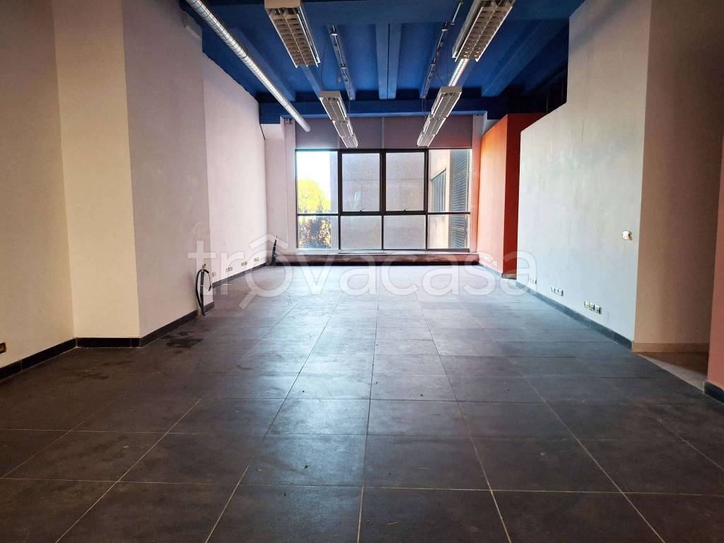 negozio in vendita a Roma in zona Settecamini