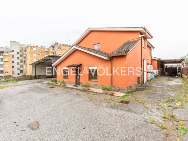 negozio in vendita a Roma in zona Tor Sapienza