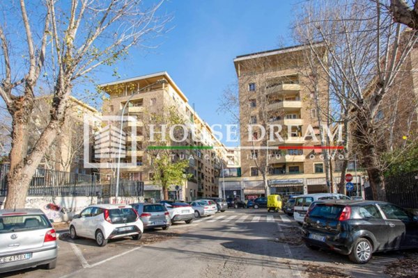 appartamento in vendita a Roma in zona Ostiense