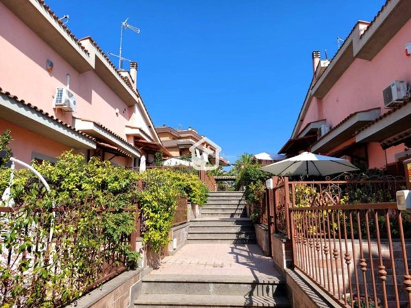 casa indipendente in vendita a Roma in zona Torrione Cerquetta