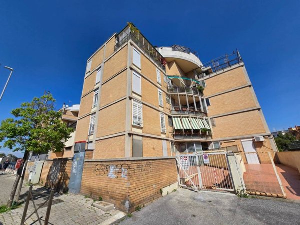 appartamento in vendita a Roma in zona Corviale