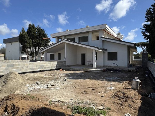 casa indipendente in vendita a Roma in zona Casal Palocco
