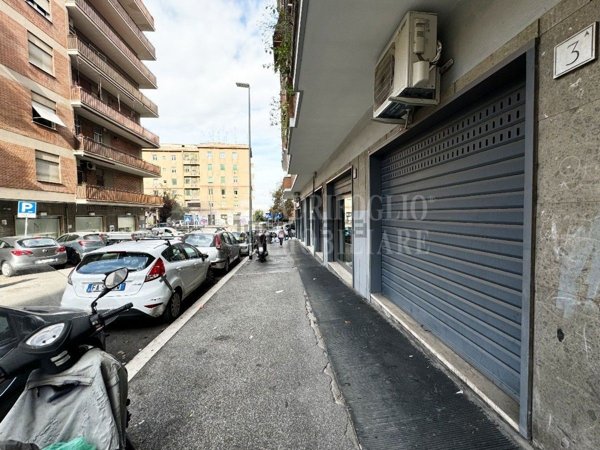locale commerciale in vendita a Roma in zona Prenestino-Labicano