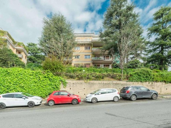 appartamento in vendita a Roma in zona Tomba di Nerone