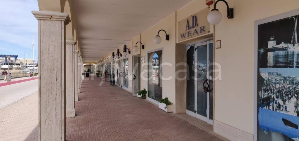 negozio in vendita a Roma in zona Ostia
