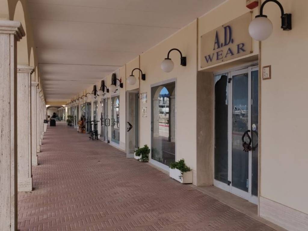 negozio in vendita a Roma in zona Ostia