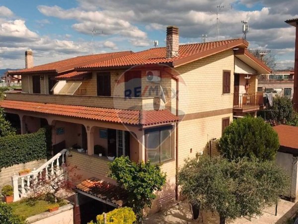 casa indipendente in vendita a Roma in zona Finocchio