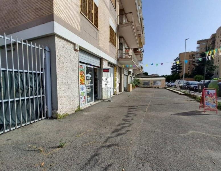locale commerciale in vendita a Roma in zona Primavalle