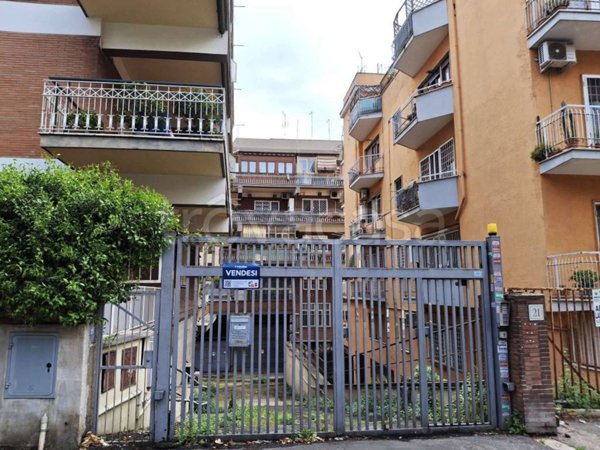 locale commerciale in vendita a Roma