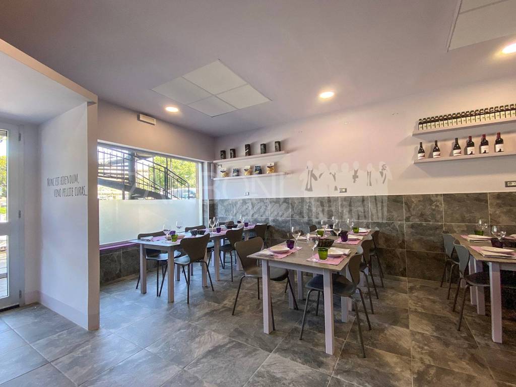 negozio in vendita a Roma in zona Axa