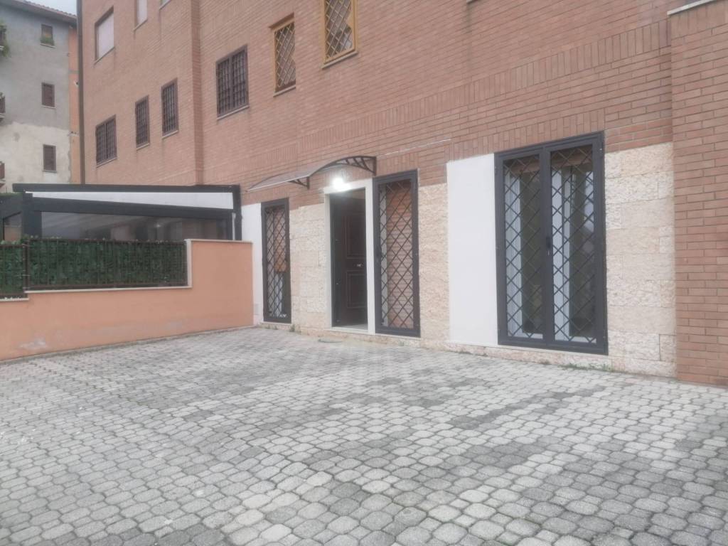 appartamento in vendita a Roma in zona Torre Angela
