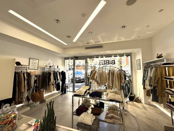 locale commerciale in vendita a Roma in zona Tor di Quinto