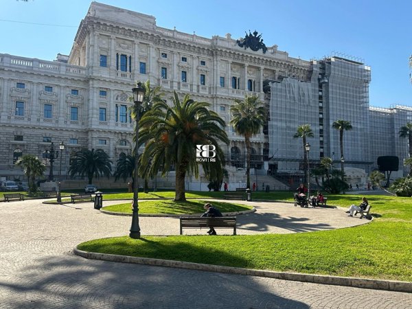 locale commerciale in vendita a Roma in zona Rione Prati