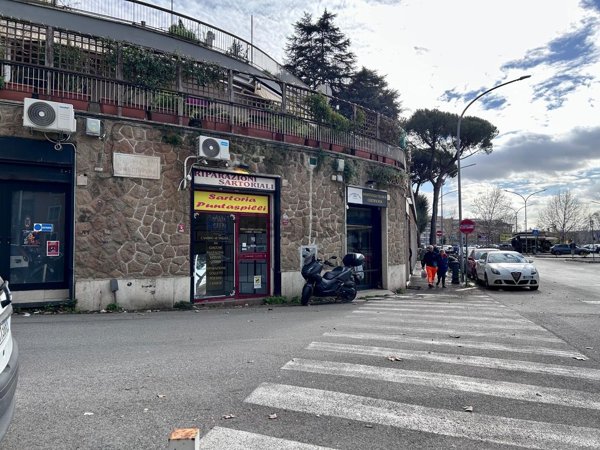 locale commerciale in vendita a Roma in zona Monte Sacro/Talenti